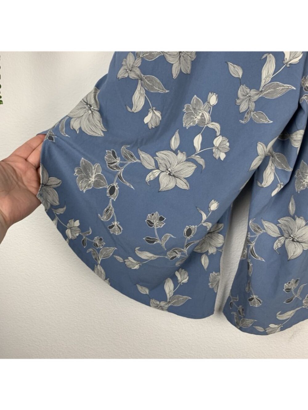 ✨3/$30 LOGO by Lori Goldstein 10 Blue Floral Print Gaucho Cropped Lounge Pants - Picture 3 of 6
